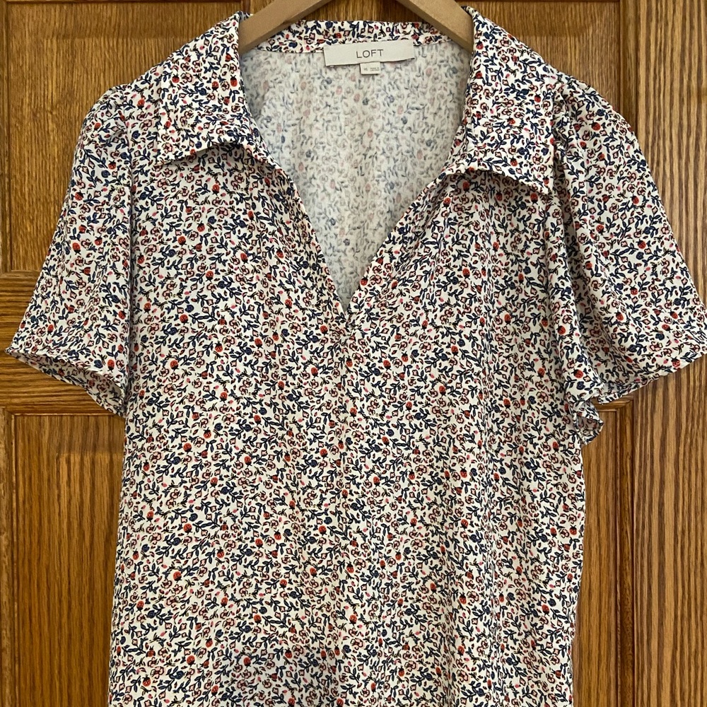 LOFT MIXED MEDIA COLLARED FLORAL LADY BUG PRINT VNECK SHORT SLEEVE TOP SZ XS